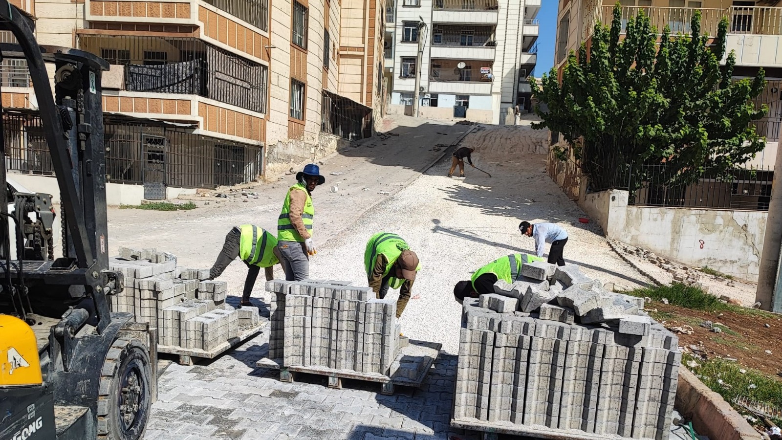 Eyyübiye’de gece gündüz yol çalışması