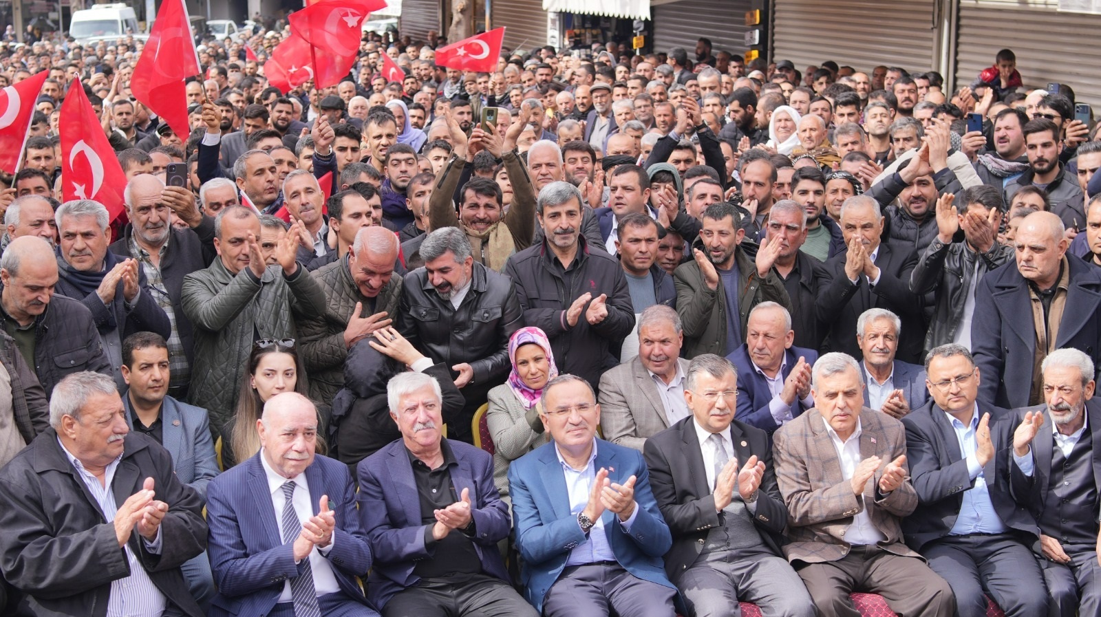 Ak Kadrolardan miting gibi açılış