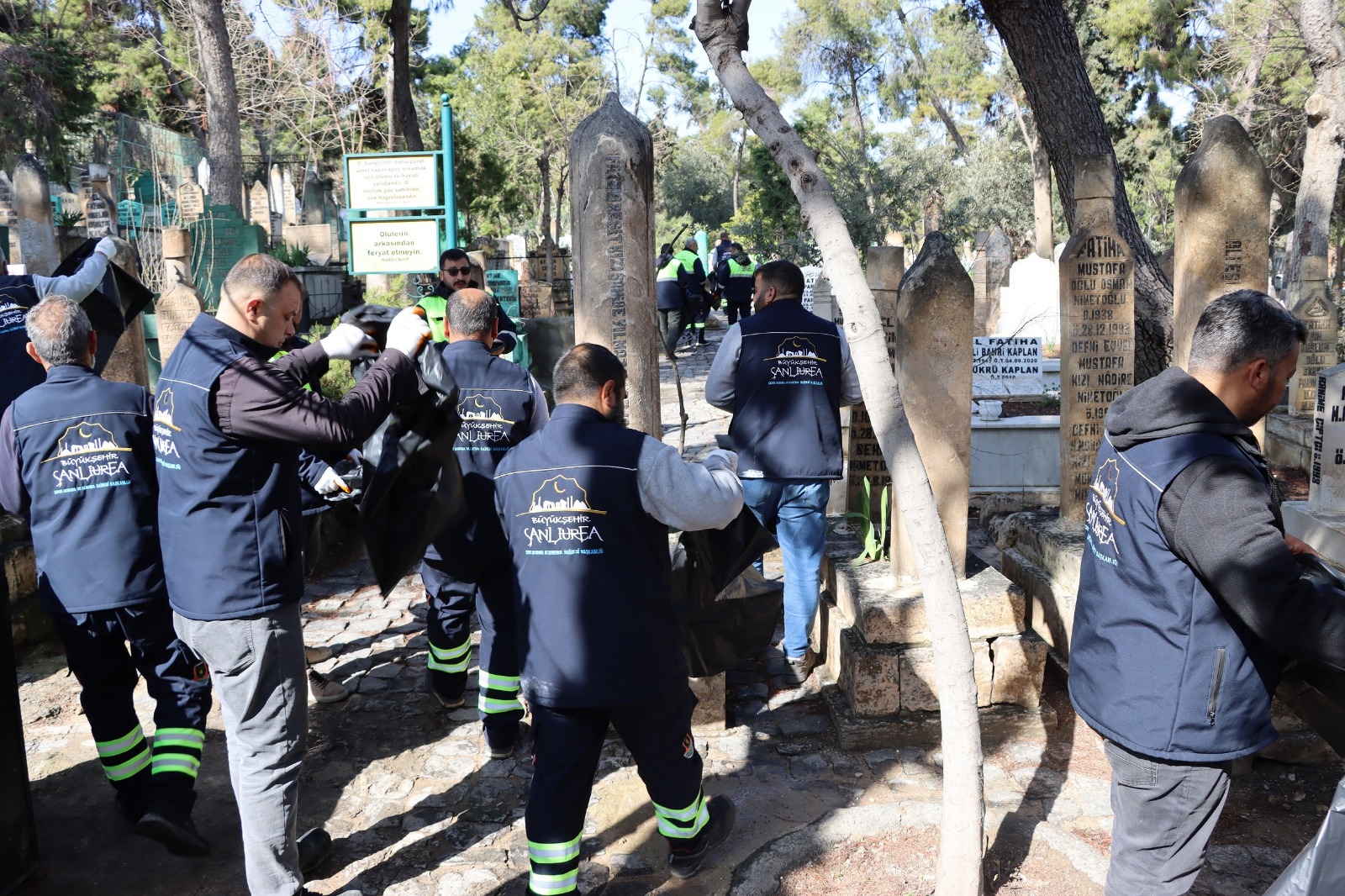 BÜYÜKŞEHİR, MEZARLIKLARI BAYRAMA HAZIRLIYOR