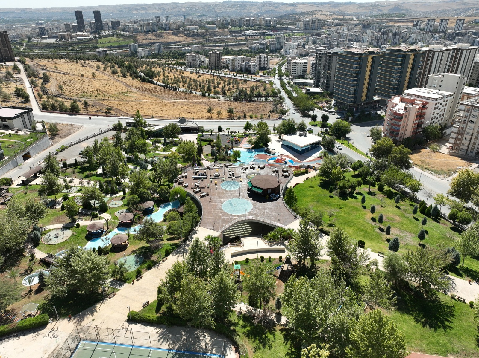 Çocuk oyun dünyası vatandaşların hizmetine açıldı
