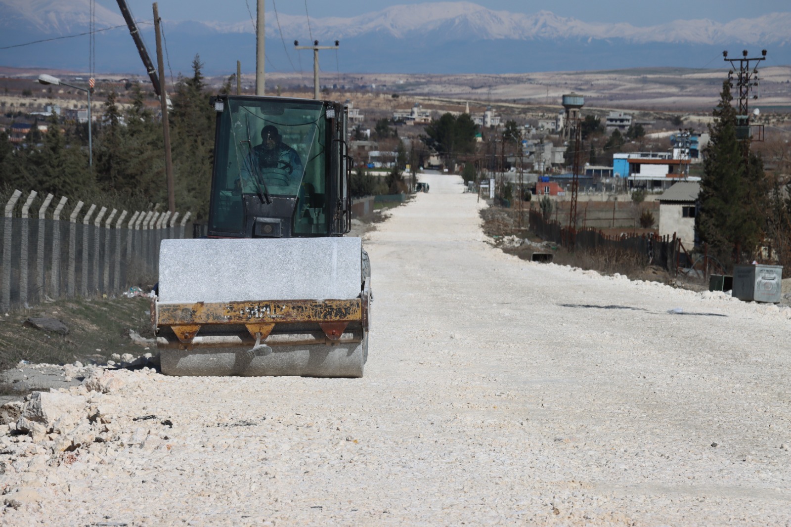 BÜYÜKŞEHİR, KARAKÖPRÜ’DE 14 KM’LİK GRUP YOLUNU SICAK ASFALTLA BULUŞTURUYOR