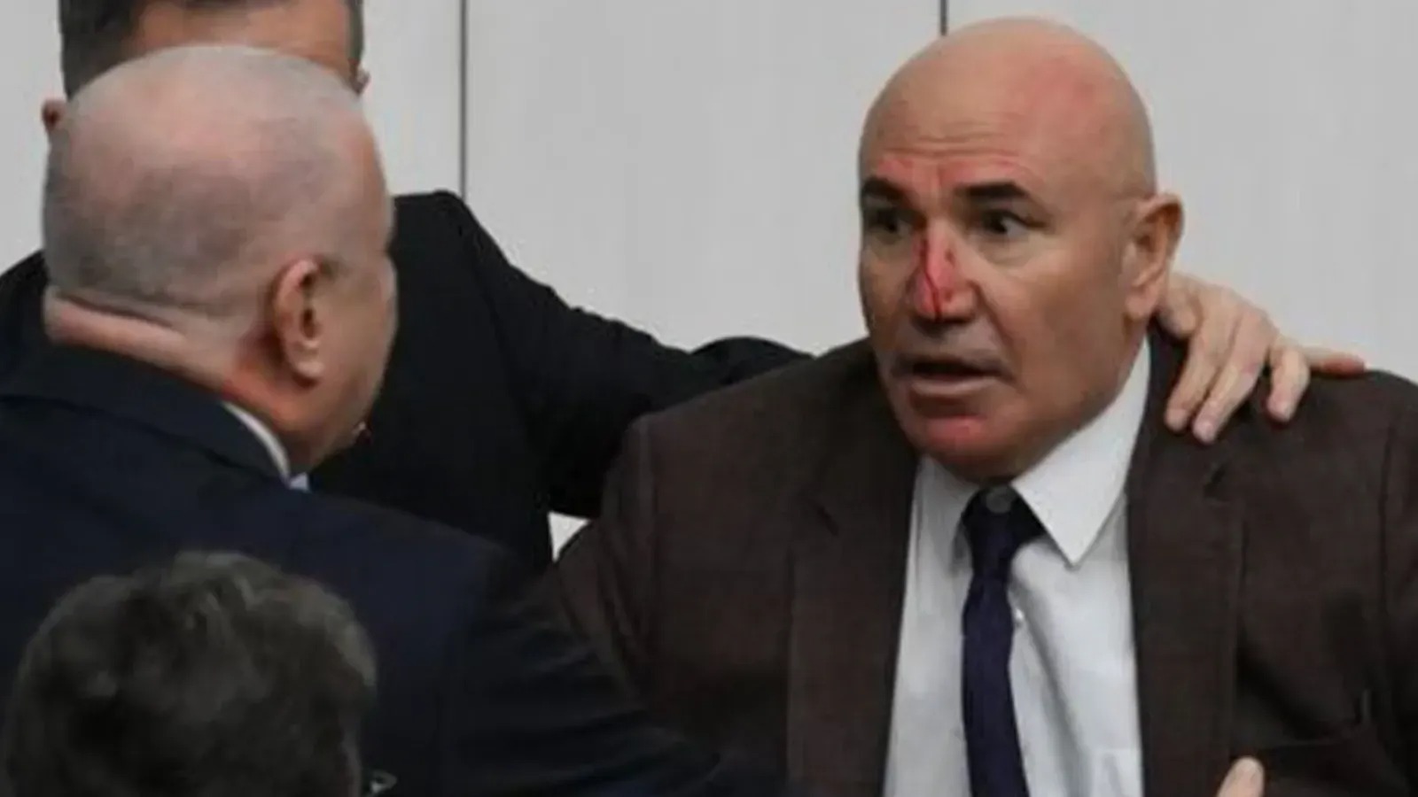 Meclis’te yumruklu kavga! Tanal’ın burnu kanadı!