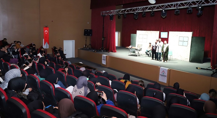 Karaköprü’de tiyatro oyunu sahnelendi