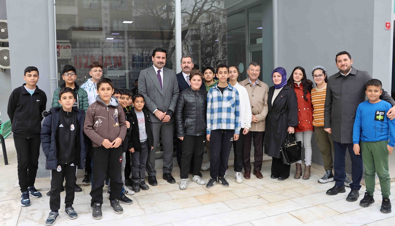 Başkan Baydilli'yi bağırlarına basıyorlar