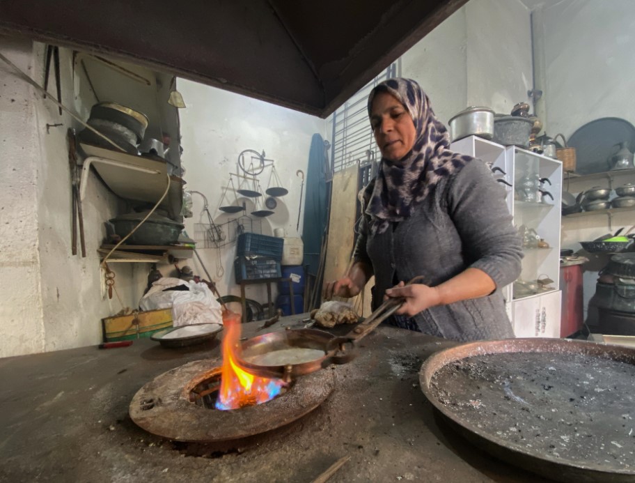 Kadın eliyle yarım asırlık kalaycılık