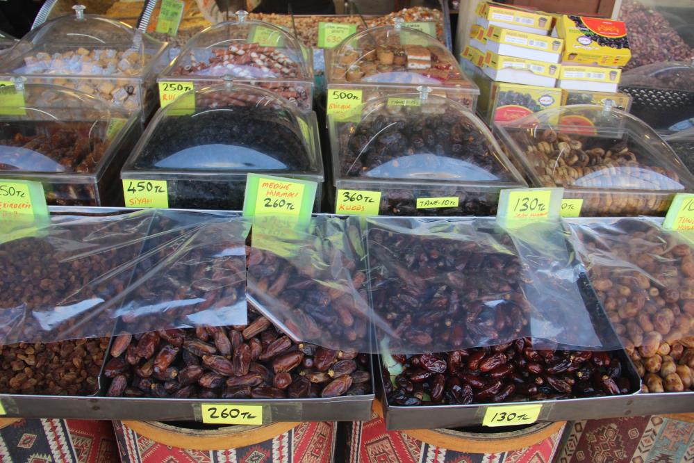 Şanlıurfa'da tarihi çarşıda Ramazan yoğunluğu