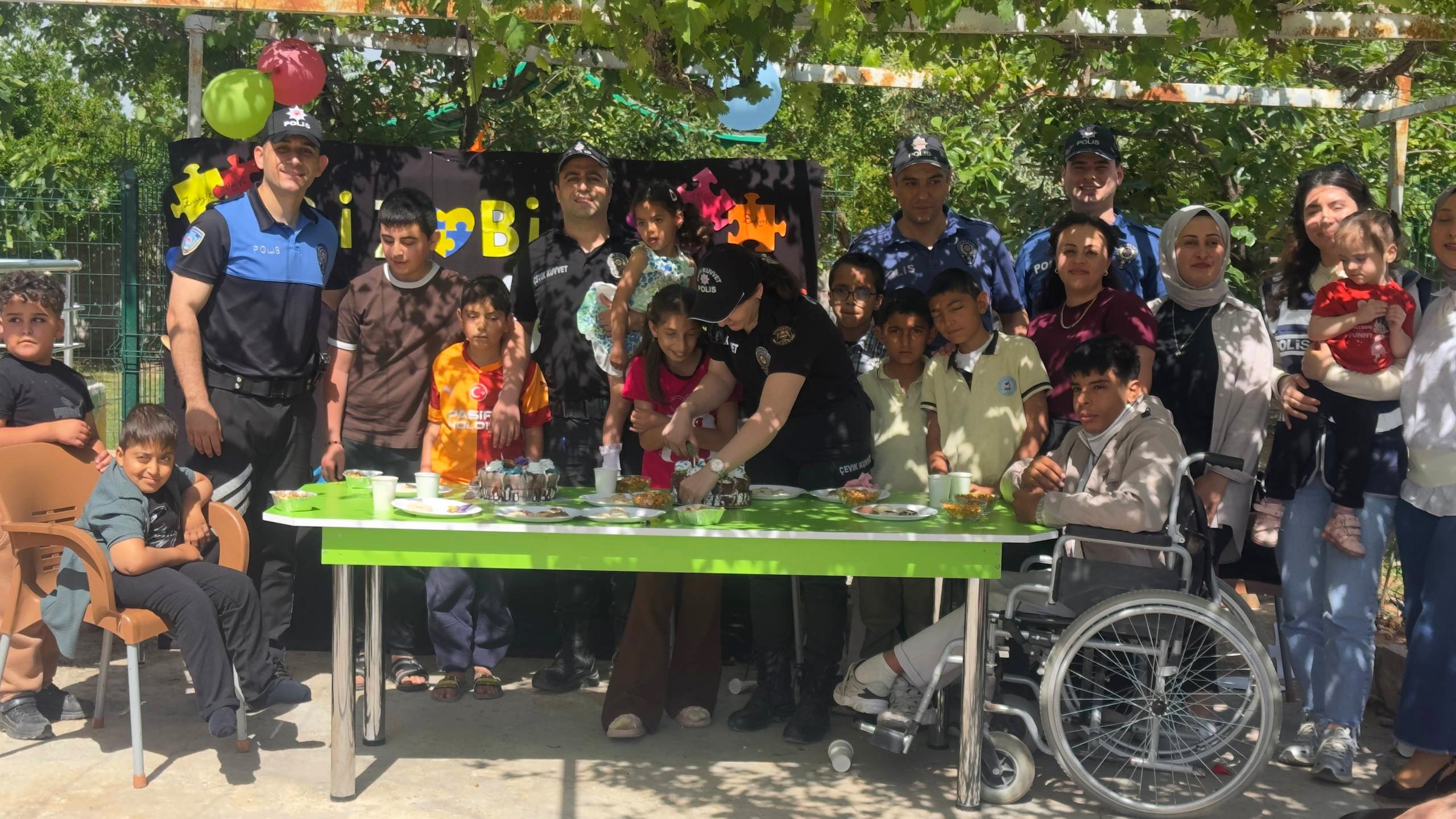 Şanlıurfa'da Polislerden çocuklara pasta sürprizi