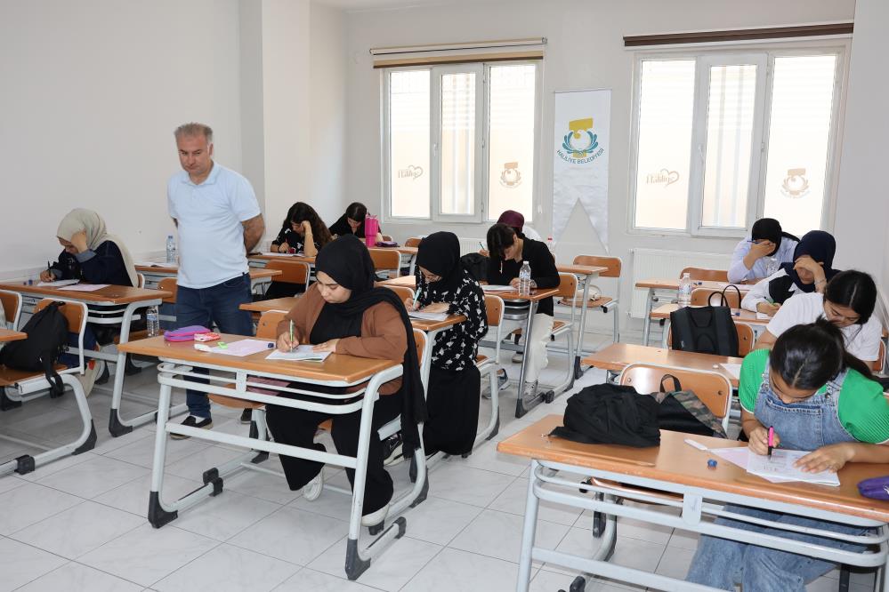 Haliliye’de gençler YKS’ye seri denemelerle hazırlanıyor