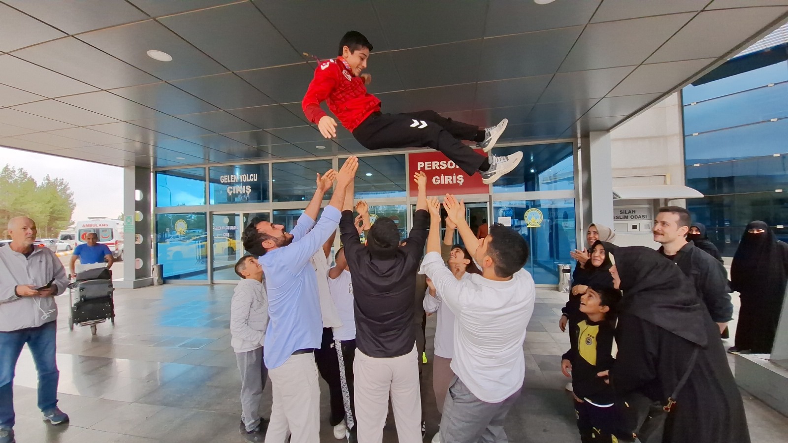 Balkan şampiyonu memleketi Şanlıurfa’da coşkuyla karşılandı
