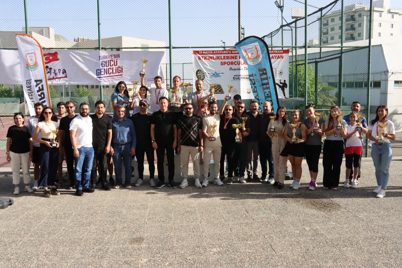 Tenis turnuvası ödül töreniyle sona erdi