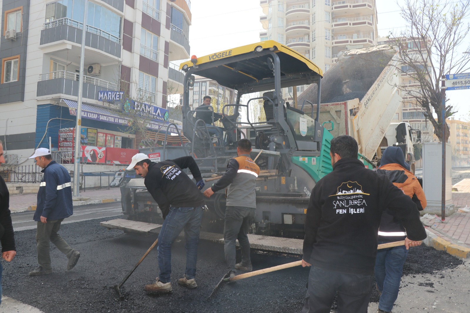 ŞANLIURFA BÜYÜKŞEHİR BELEDİYESİ’NDEN KARAKÖPRÜ’DE YOĞUN ASFALT MESAİSİ