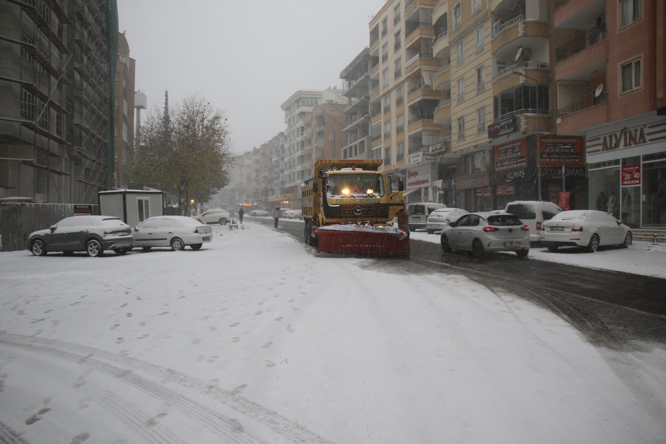 Haliliye Belediyesi, Kentte Etkili Olan Kar Yağışı Nedeniyle Çalışmalarını Sürdürüyor.