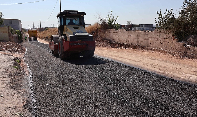 Haliliye'de Yol Çalışmaları Sürüyor: Sırrın Mahallesi'nde Asfalt Mesaisi