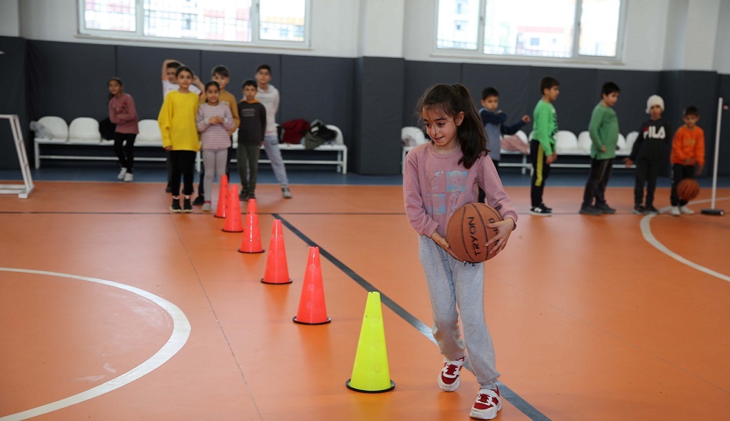 Karaköprü'de çocuklar hayallerine koşuyor