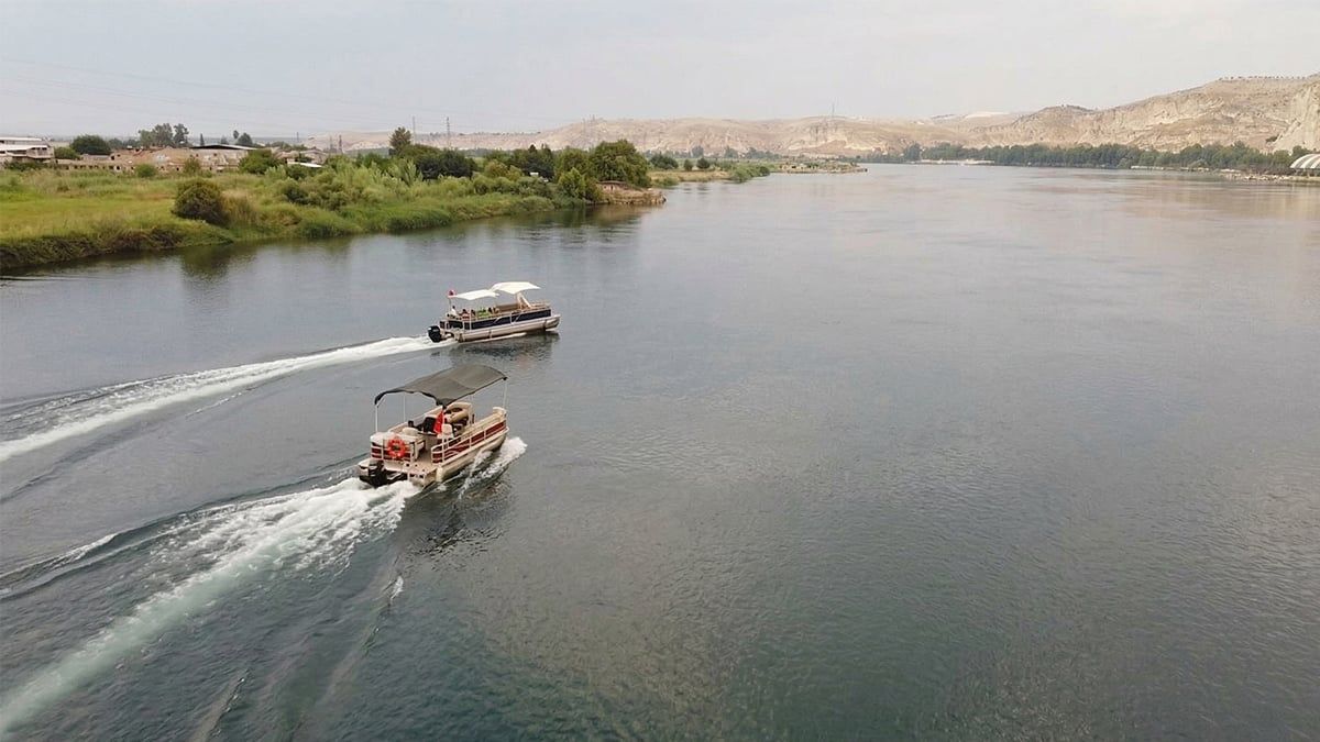 Halfeti’de gezintiye çıkanlar teknede mahsur kaldı