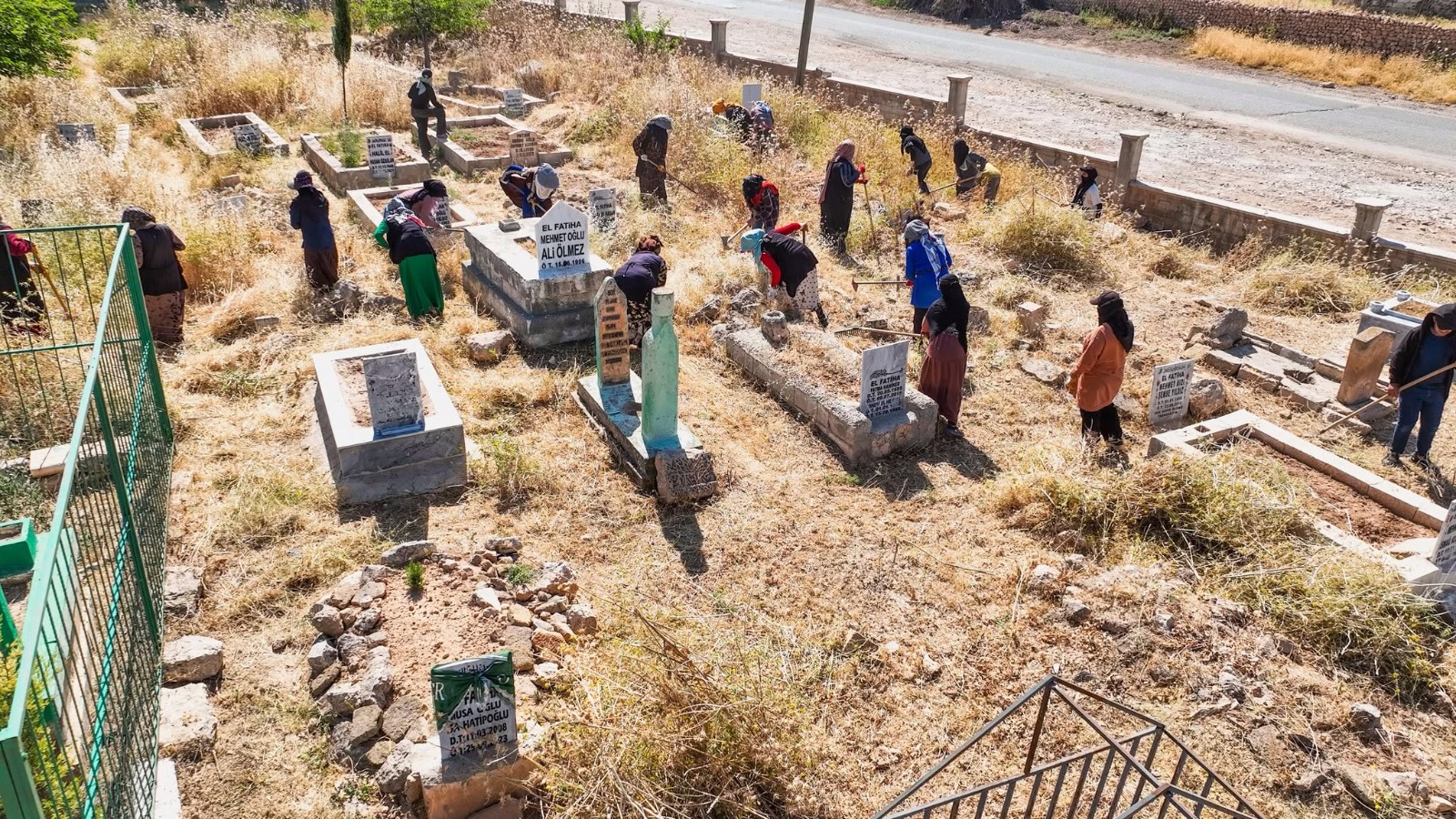 Harran'da Mezarlıklar Yabani Otlardan Temizleniyor