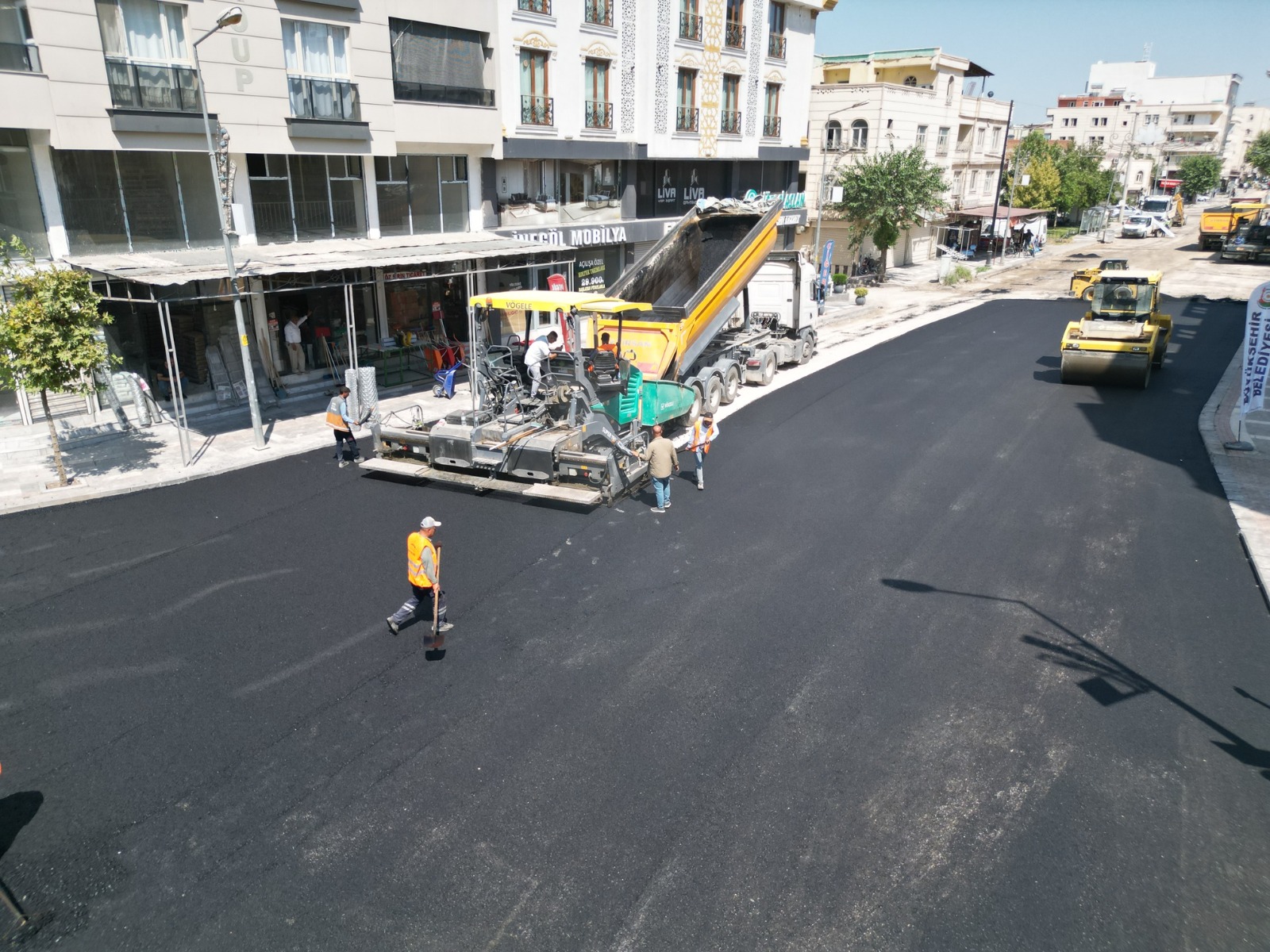 Adnan Menderes Caddesi Sıcak Asfaltla Yenileniyor