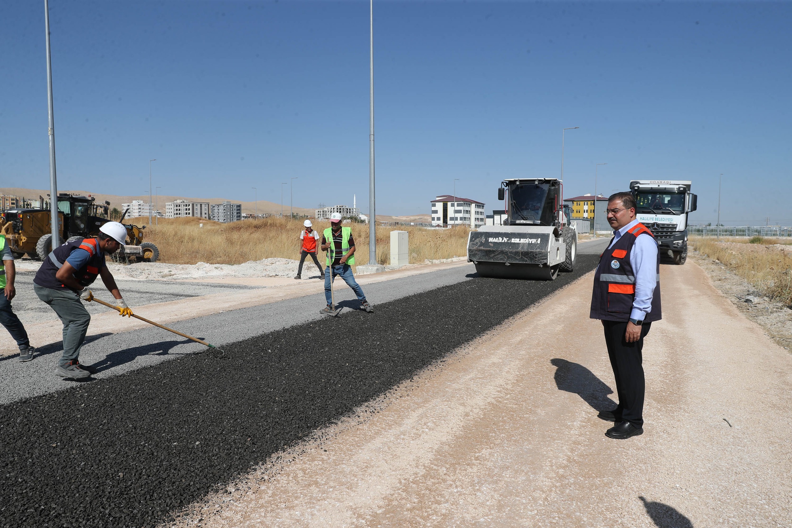 Haliliye’de Asfalt Devrimi: Kendi Asfaltını Üretip Kendi Yolunu Yapıyor