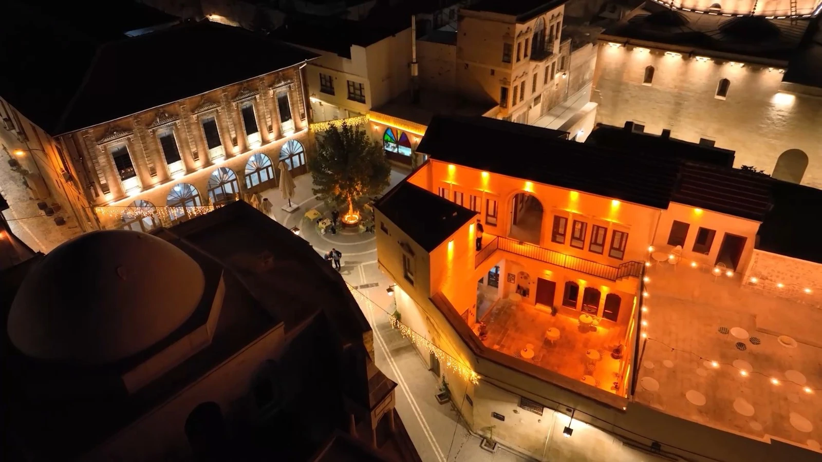TARİHİ SOKAKLAR URFA GECELERİNE RENK KATIYOR