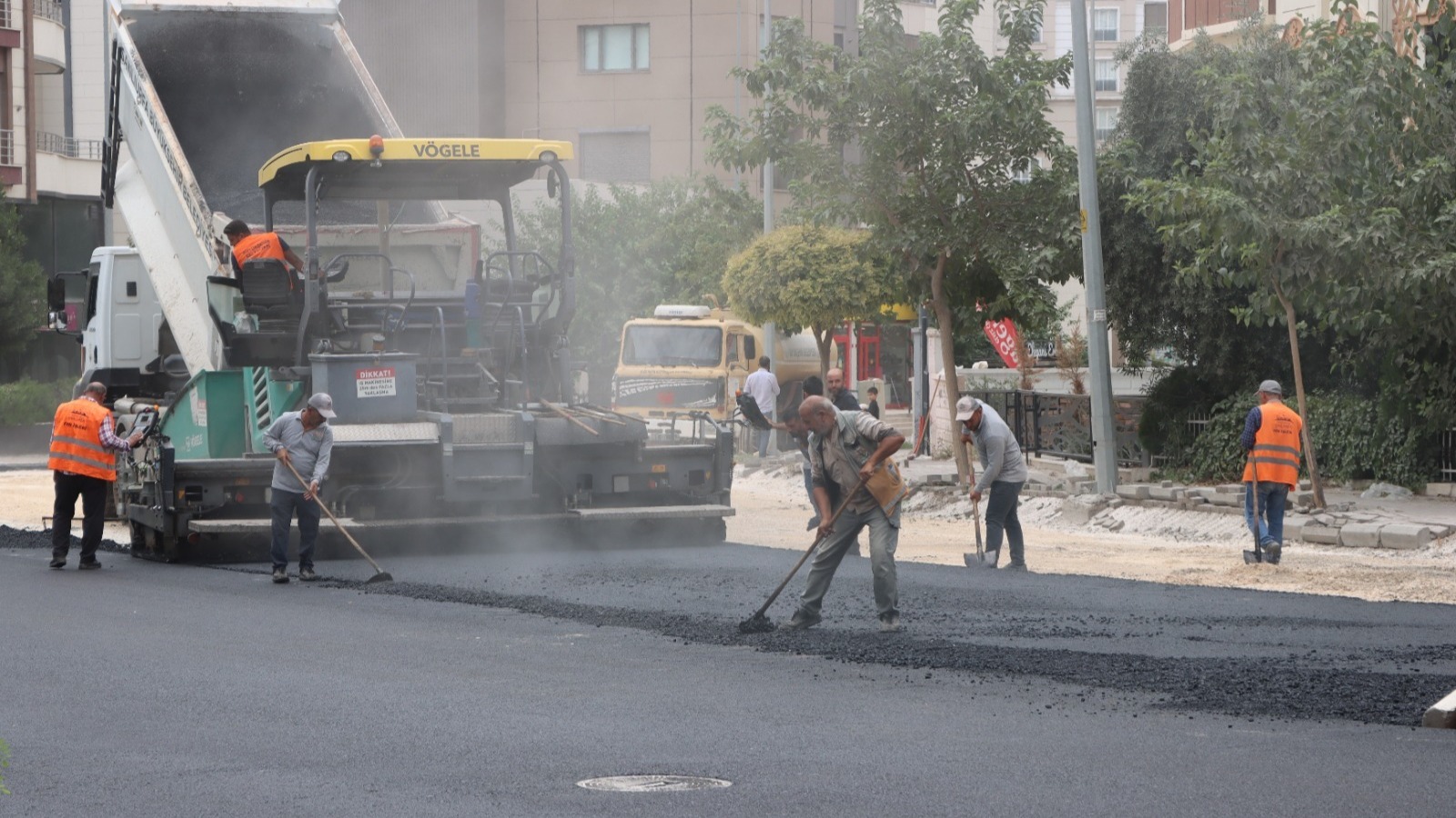 BÜYÜKŞEHİR YOLLARI YENİLİYOR, KARAKÖPRÜ’DE ULAŞIM