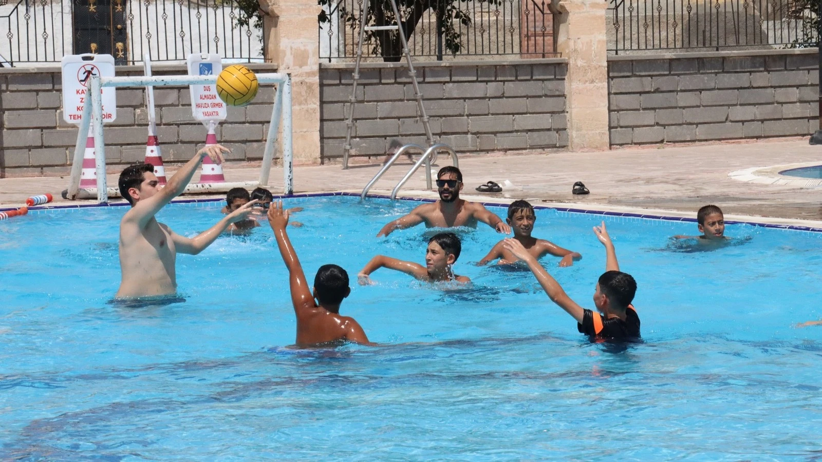Urfa’da havuzlarda su topu etkinliği