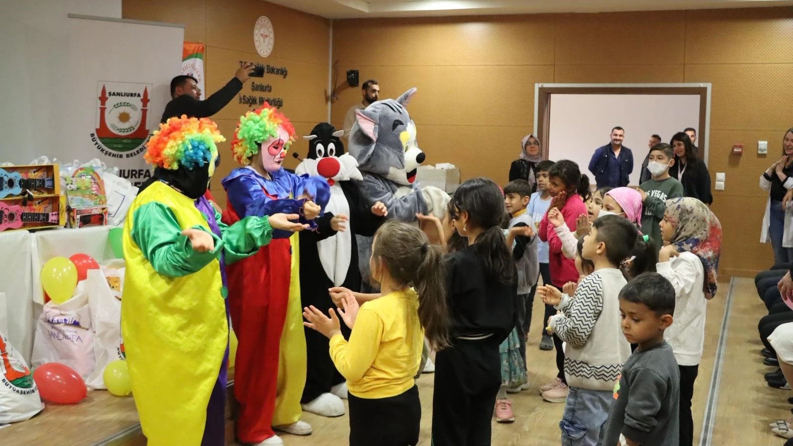 Urfa’da lösemili minik hastalar sevindirildi