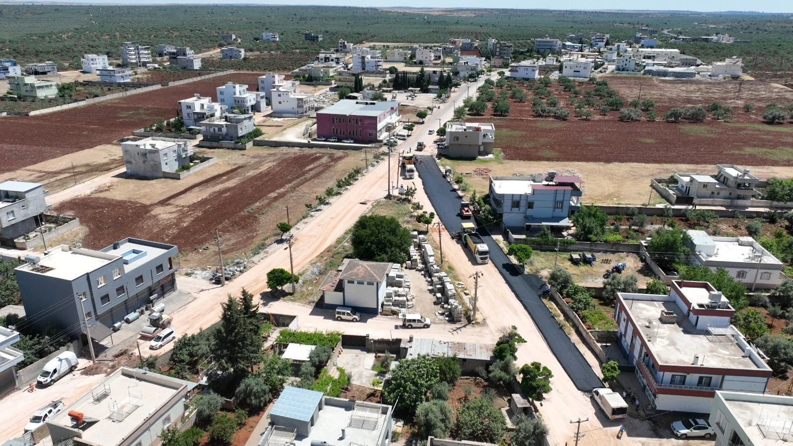 Yıllar sonra sıcak asfalt serimi yapıldı
