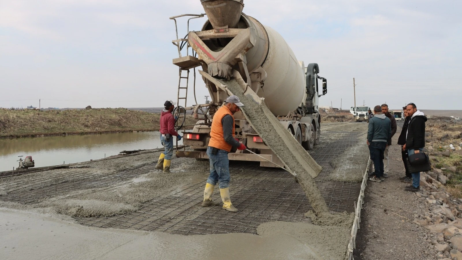 Siverek’te beton yol atağı sürüyor
