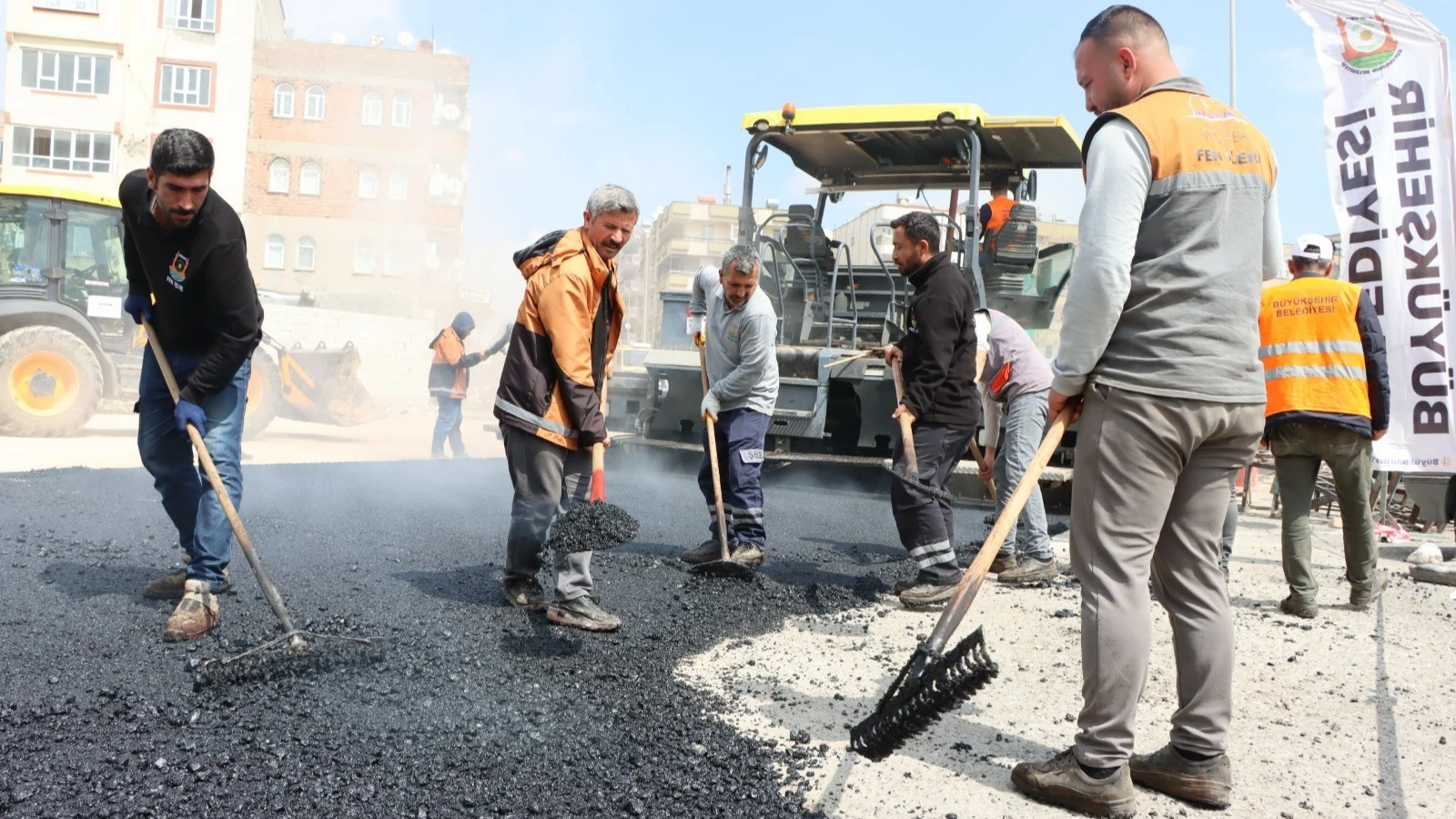ŞANLIURFA’DA 25 METRELİK YOL PROJESİNDE ASFALT ÇALIŞMALARI BAŞLADI