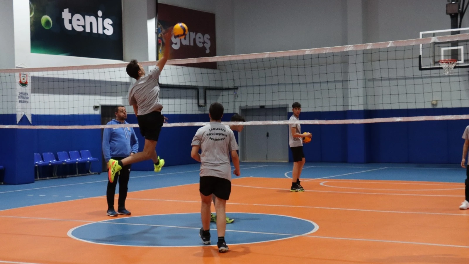 BÜYÜKŞEHİR BELEDİYESİ GENÇ ERKEKLER VOLEYBOL TAKIMI ÇEYREK FİNALLERE HAZIRLANIYOR