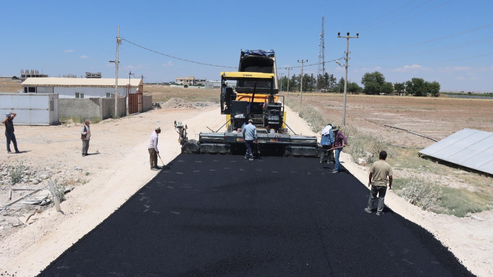 Harran-Akçakale Grup Yolunda Sıcak Asfalt Serimi Başladı