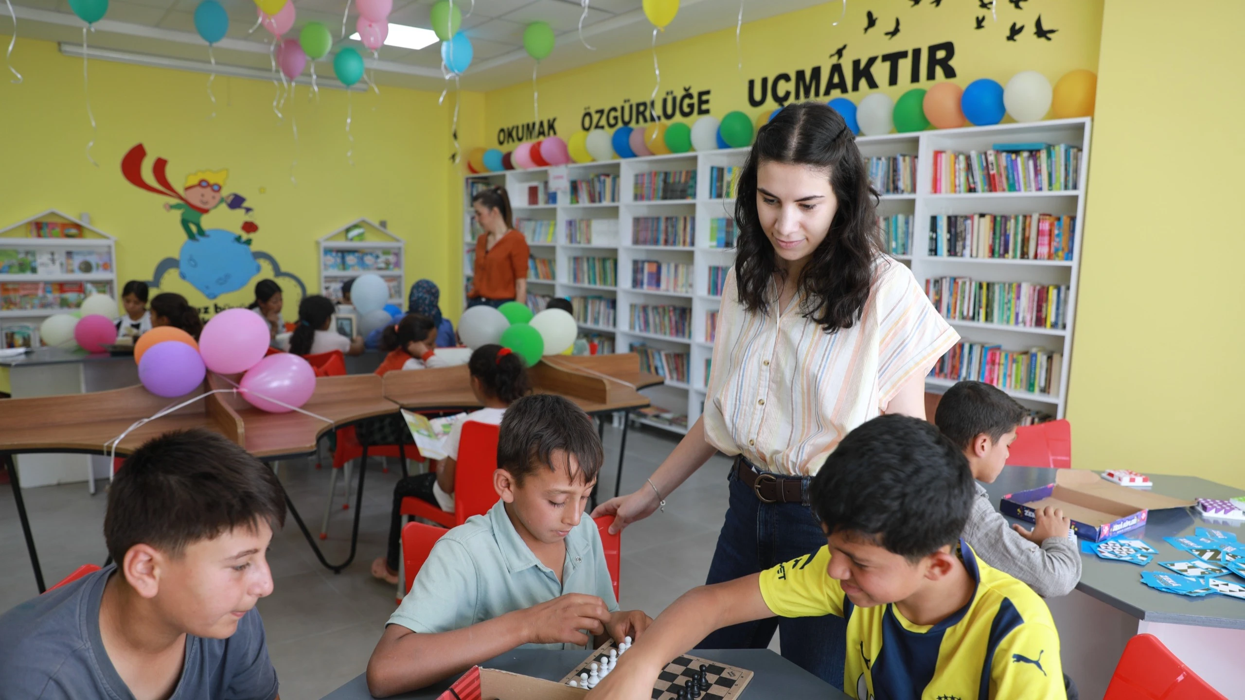 Harran belediyesi iki okula yeni kütüphane kazandırdı