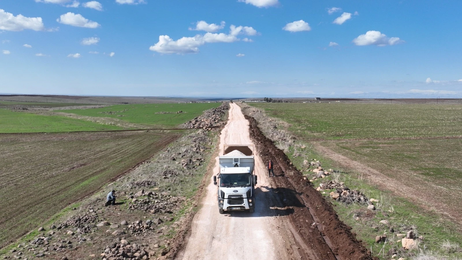 Büyükşehir Belediyesi, Siverek Kırsalında Yol Konforunu Artırıyor