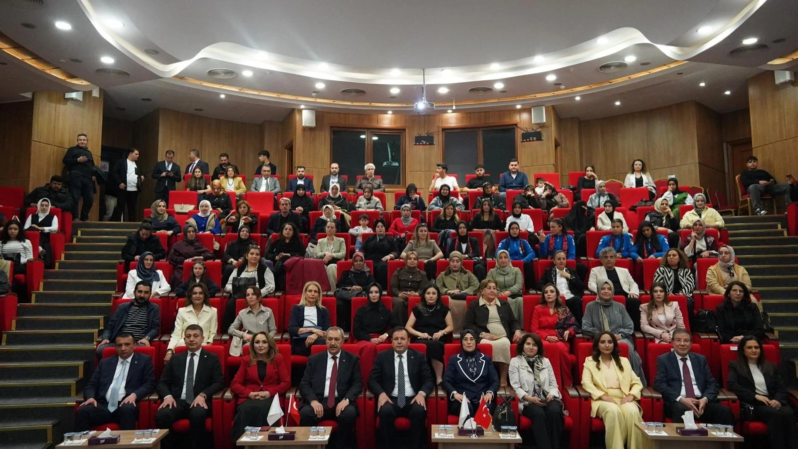 “Zirvede Kadın Var Etkinliği” Şanlıurfa’da yoğun katılımla gerçekleştirildi