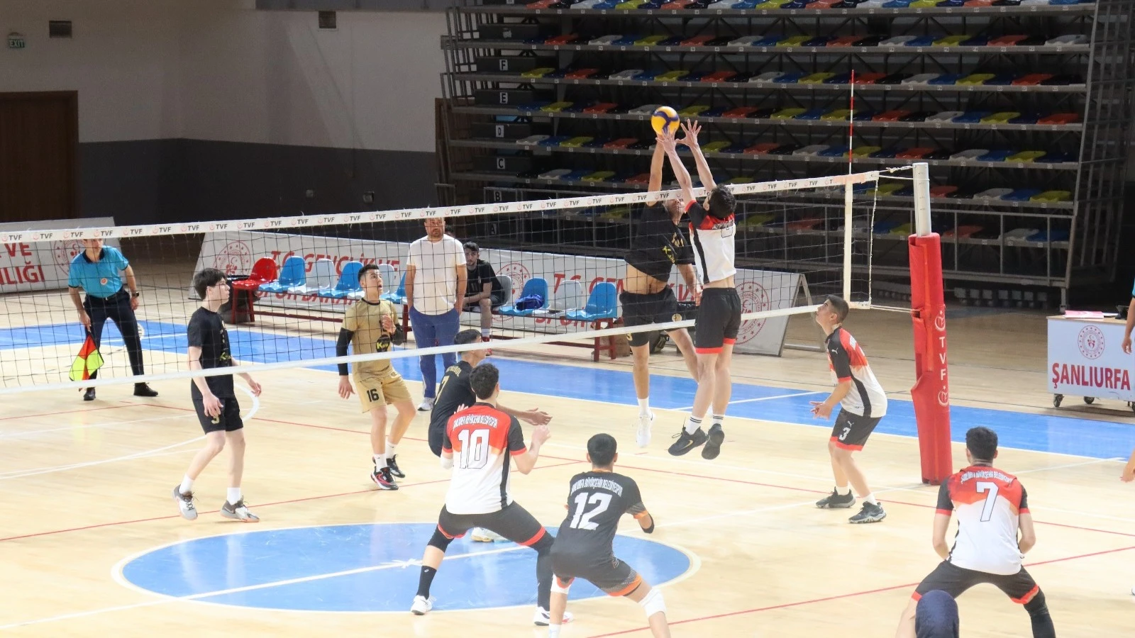 ŞANLIURFA BÜYÜKŞEHİR BELEDİYESİ GENÇ ERKEKLER VOLEYBOL TAKIMI FİLEDE İDDİALI