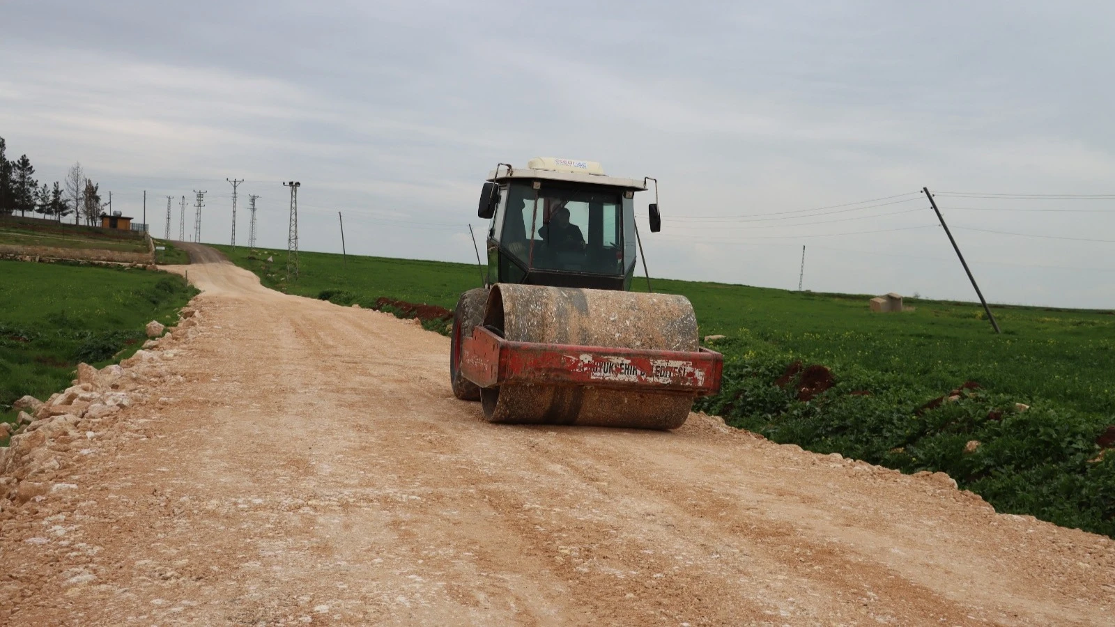 EYYÜBİYE KIRSALINDA YOLLAR DAHA GÜVENLİ OLUYOR