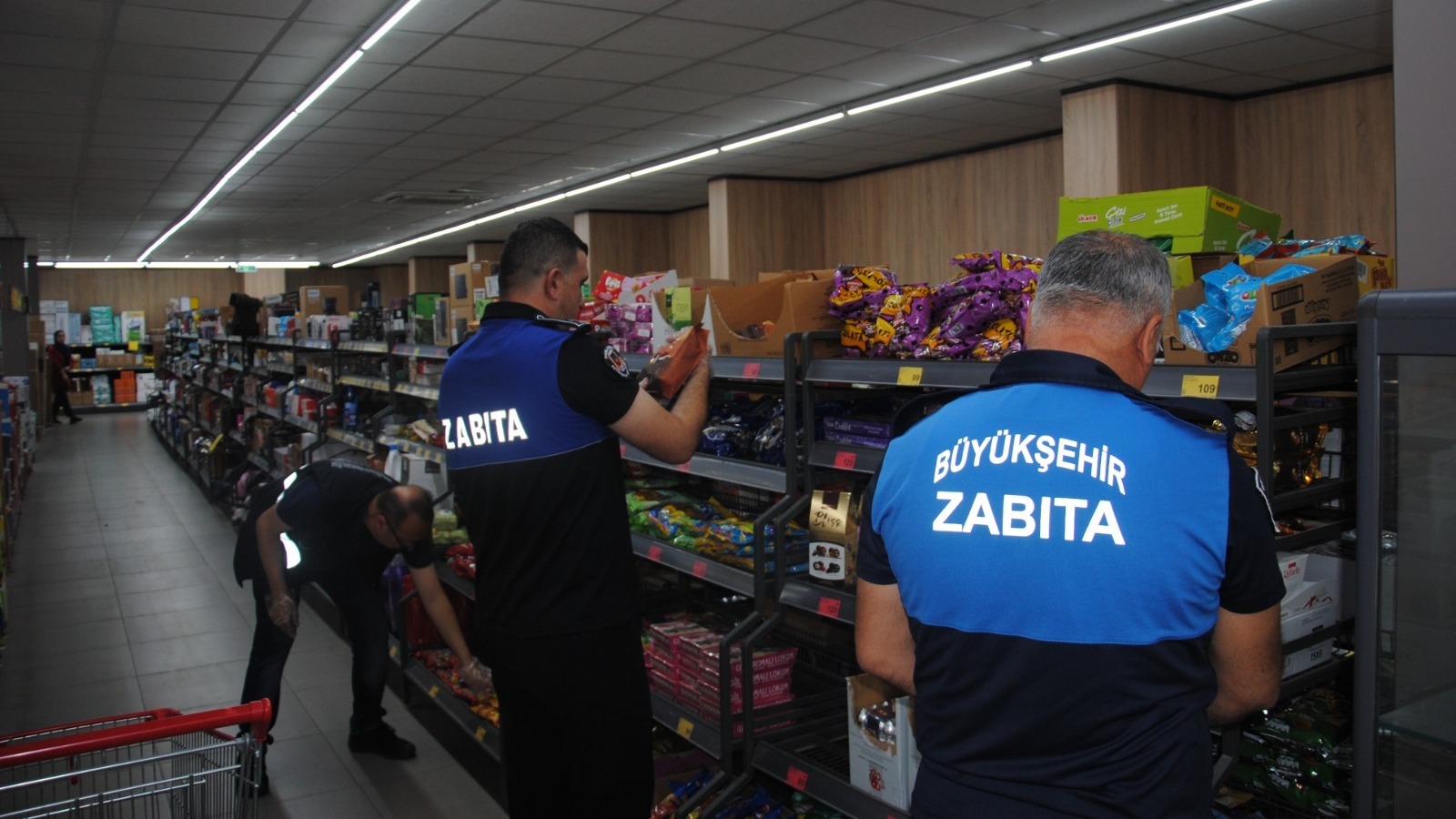 BÜYÜKŞEHİR ZABITASI, BAYRAM ÖNCESİ SIKI DENETİM YAPTI