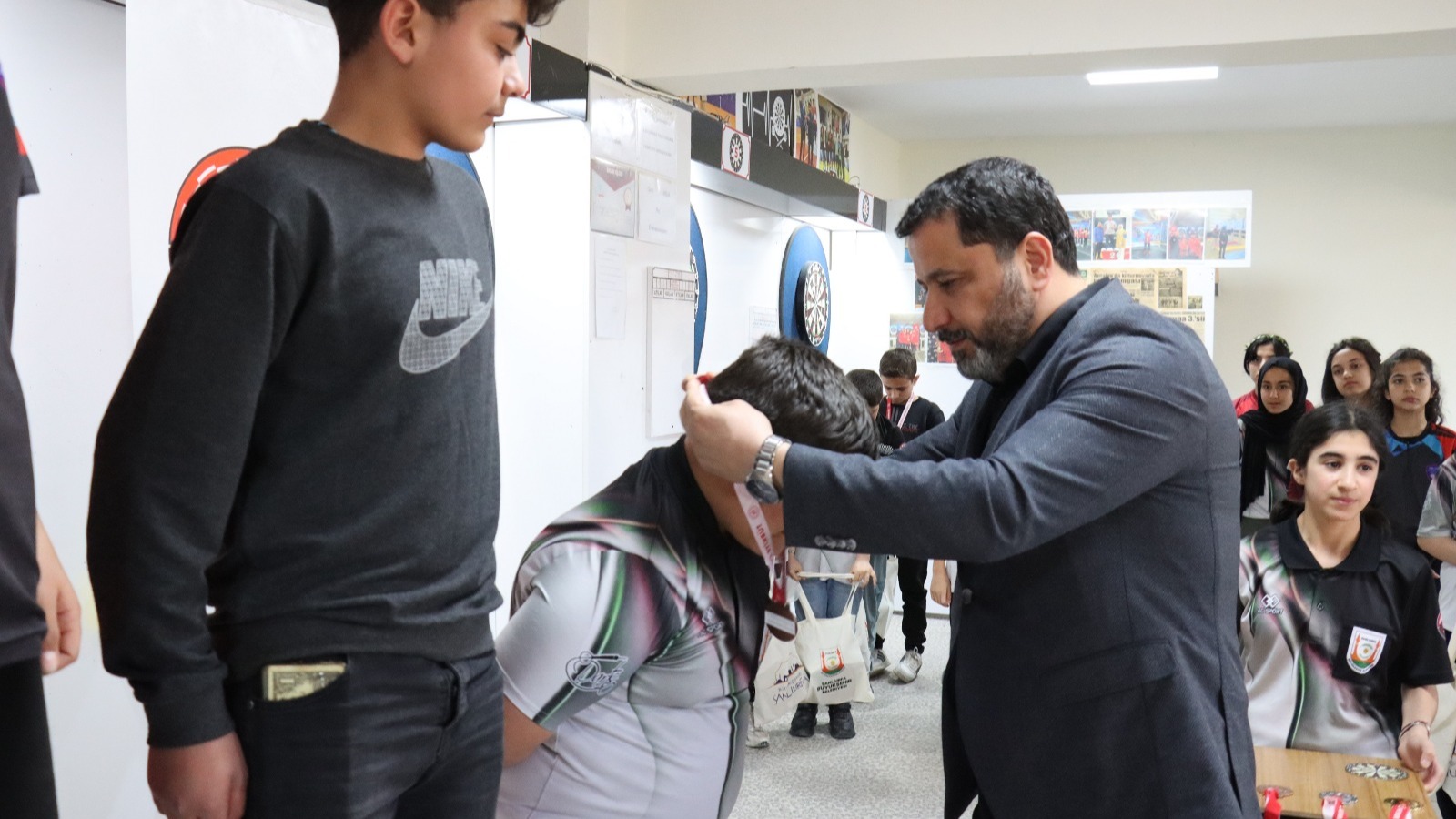 23 NİSAN ÇOCUK BAYRAMI DART TURNUVASINDA ÖDÜLLER SAHİPLERİNİ BULDU