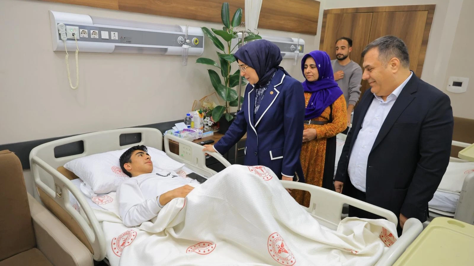 Milletvekili Yazmacı, Siverek’te yaralı öğretmen ve öğrencileri ziyaret etti