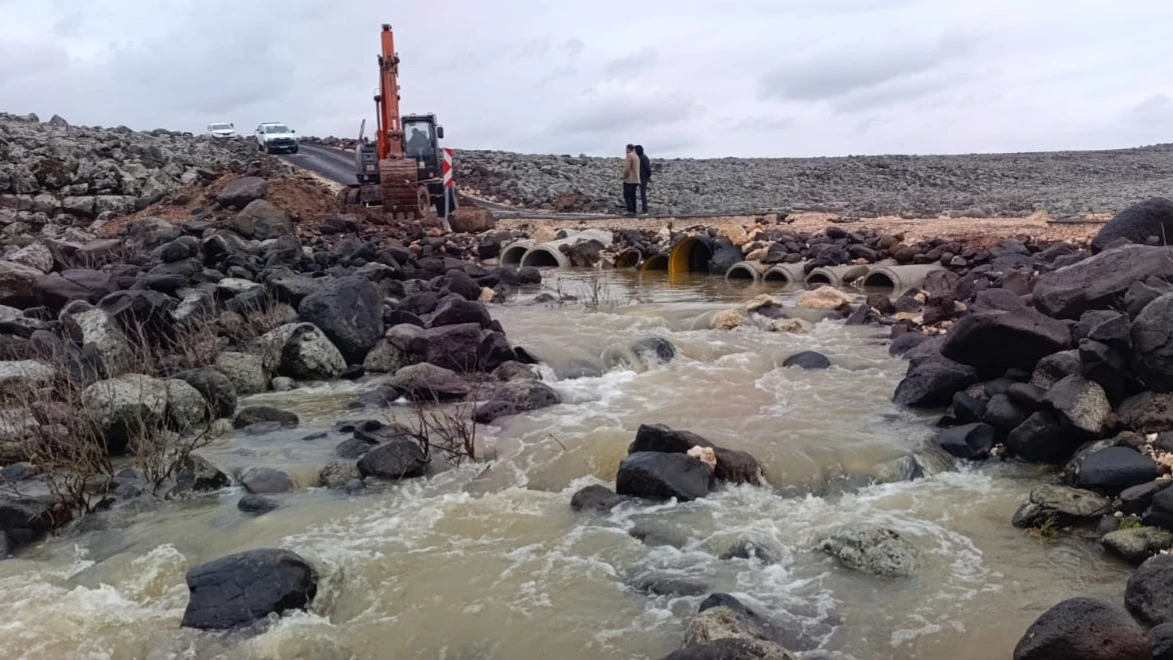 BÜYÜKŞEHİR EKİPLERİ, SELİN ZARARINI GİDERMEK İÇİN SAHADA