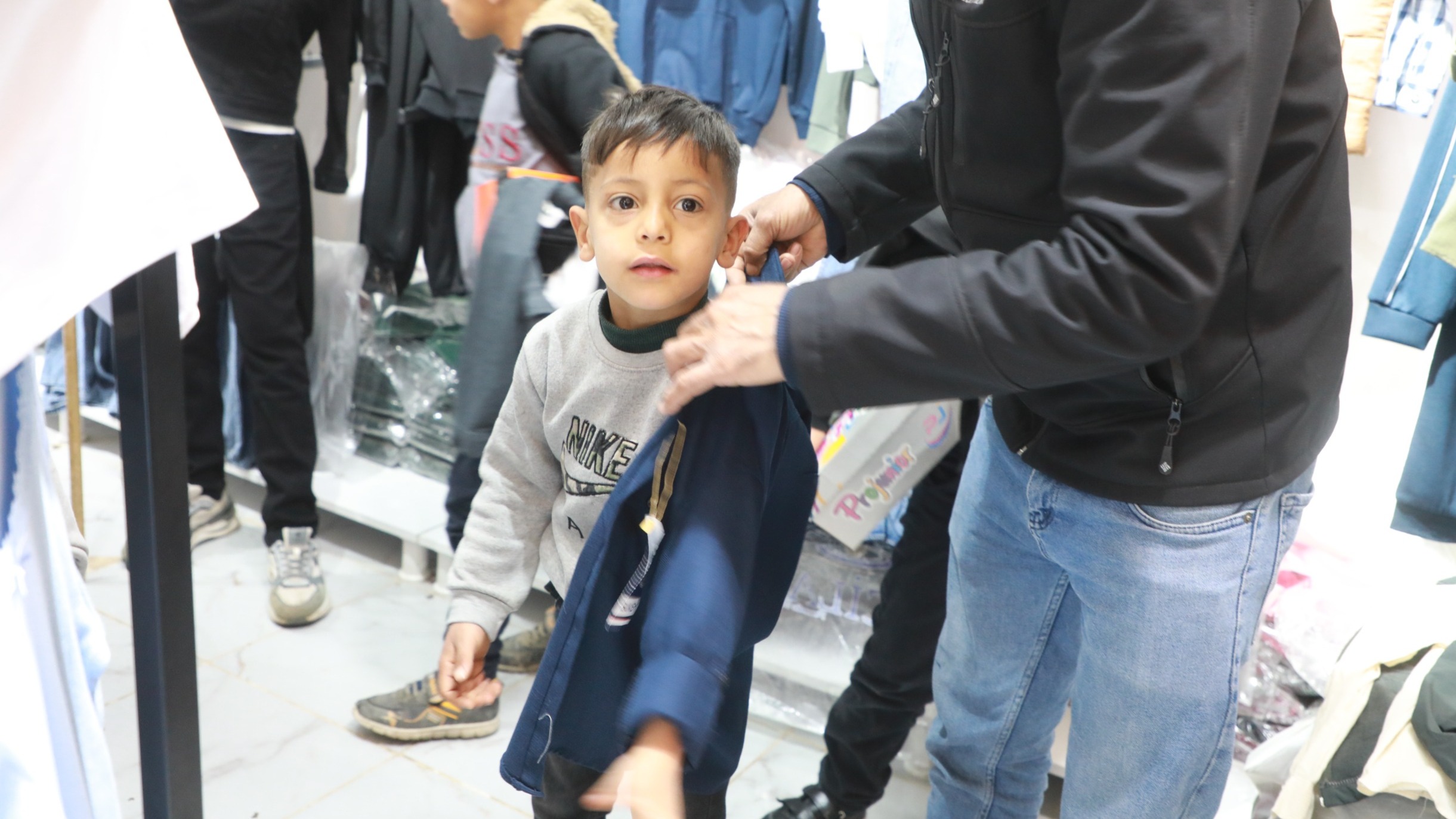 BAŞKAN ÖZYAVUZ BAYRAM ÖNCESİ YÜZLERCE ÇOCUĞU SEVİNDİRDİ