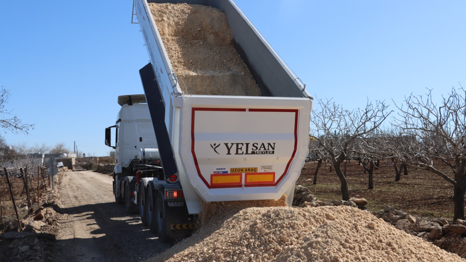 KARAKÖPRÜ’DE KIRSAL YOLLARDA ÇALIŞMALAR SÜRÜYOR