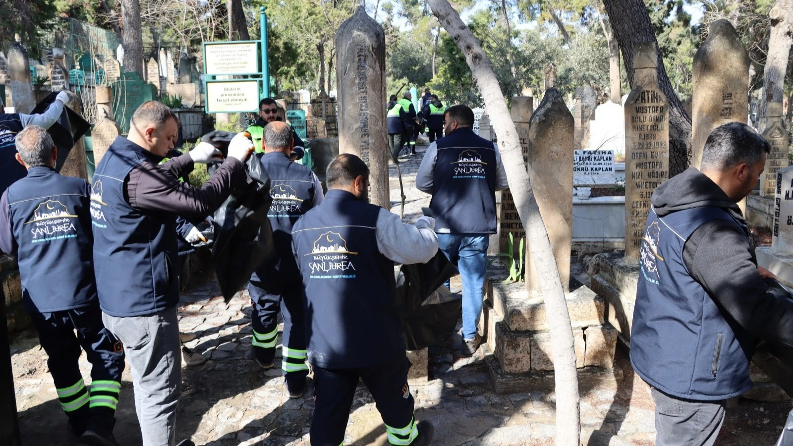 BÜYÜKŞEHİR, MEZARLIKLARI BAYRAMA HAZIRLIYOR