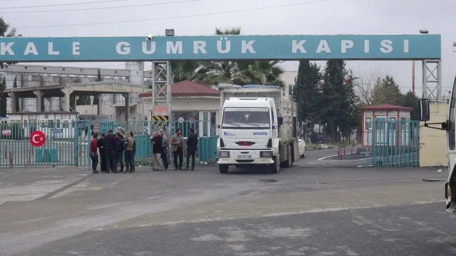 Akçakale Gümrük Kapısı’ndaki ücret tarifesine tepki!