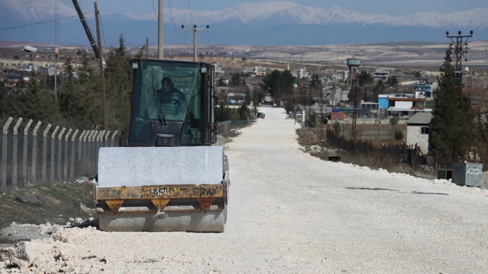 BÜYÜKŞEHİR, KARAKÖPRÜ’DE 14 KM’LİK GRUP YOLUNU SICAK ASFALTLA BULUŞTURUYOR