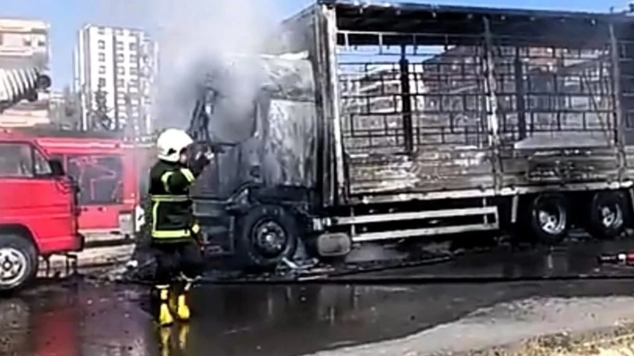 Urfa'da nakliye aracı küle döndü