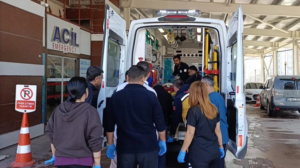 Tekeri çıkan otomobil takla attı!