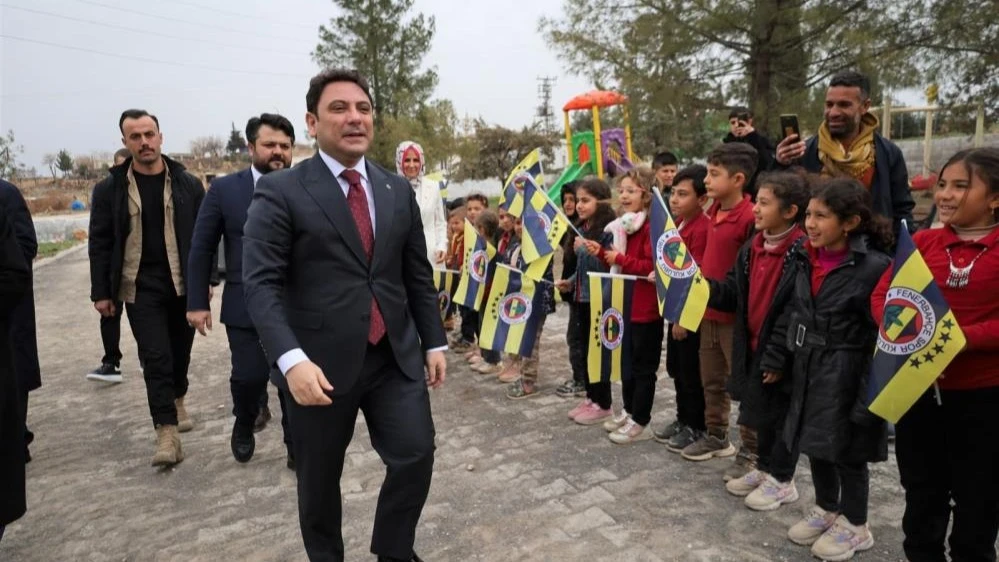 Öğrenciler kaymakamı Fenerbahçe bayraklarıyla karşıladı