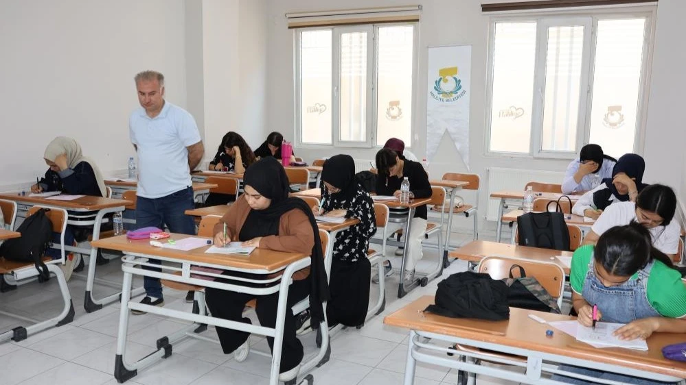 Haliliye’de gençler YKS’ye seri denemelerle hazırlanıyor