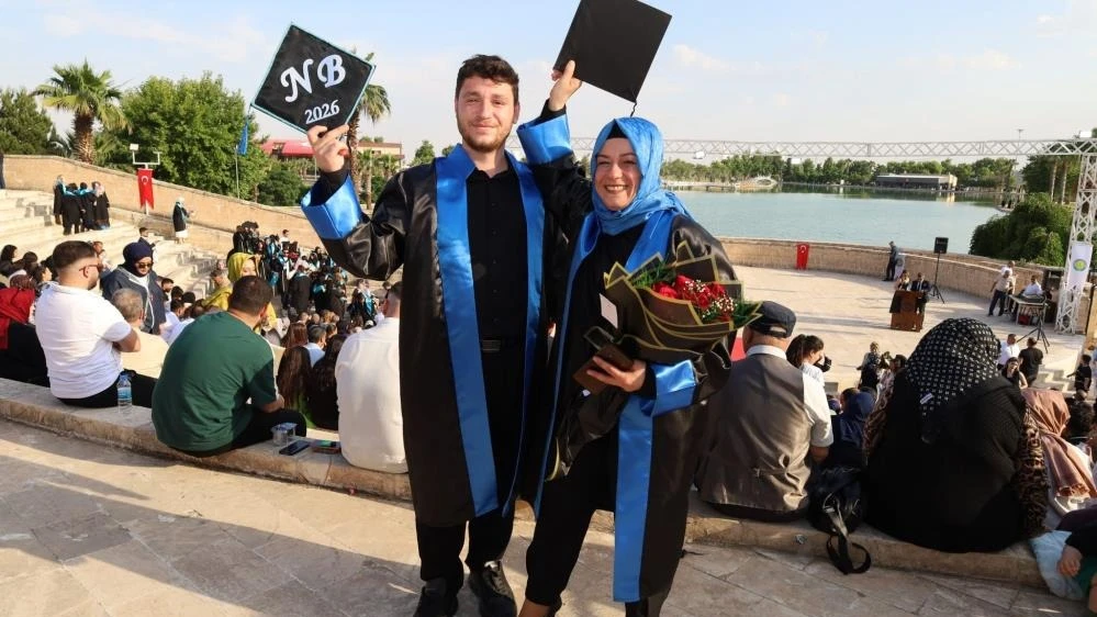 Şanlıurfalı Anne Oğluyla Birlikte Üniversiteyi Bitirdi